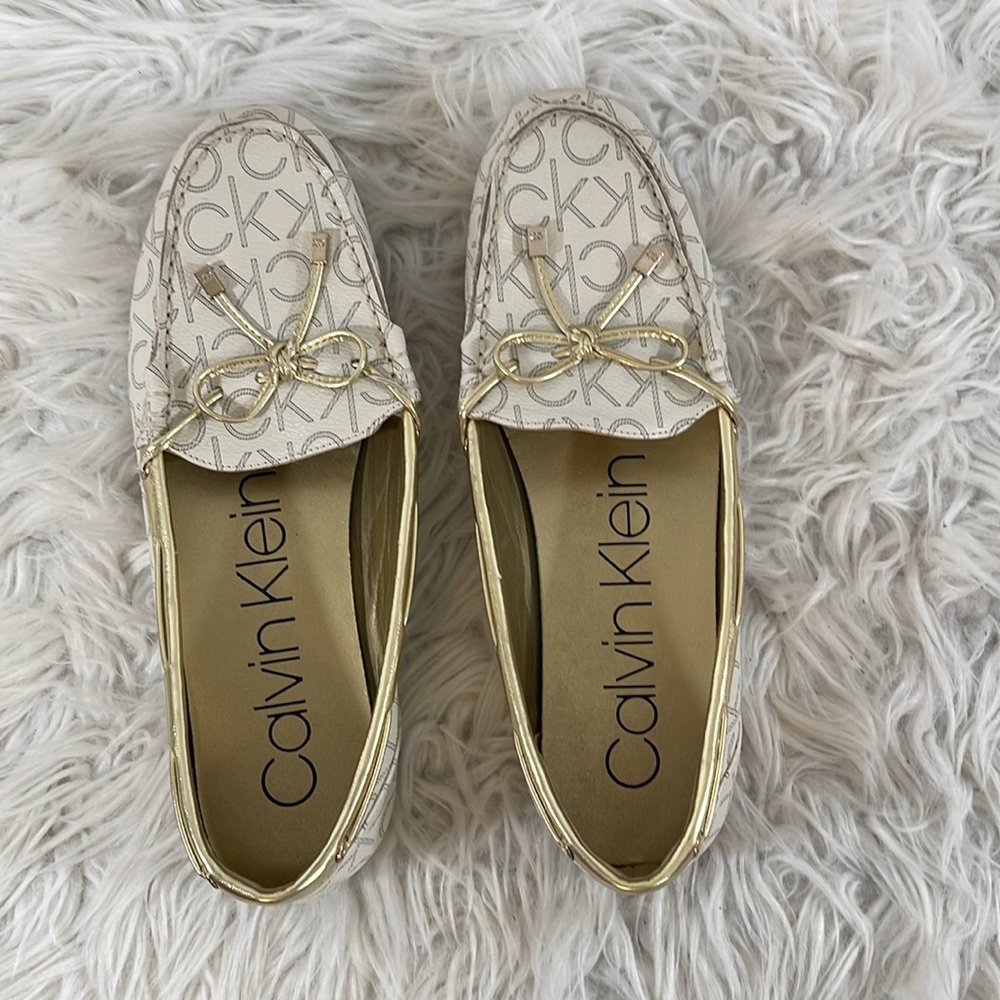 CALVIN KLEIN WOMEN’S MOCCASINS LAYA-T WHITE GOLD BOW CK LOGO SIZE 10 NEW - Picture 5 of 9